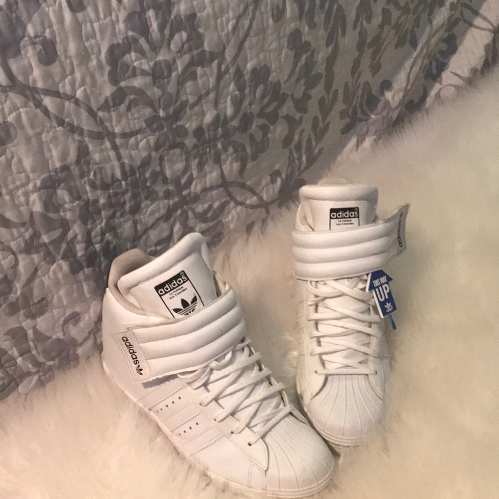 Adidas tennis woman’s shoes size 9 1/2-Authentic.